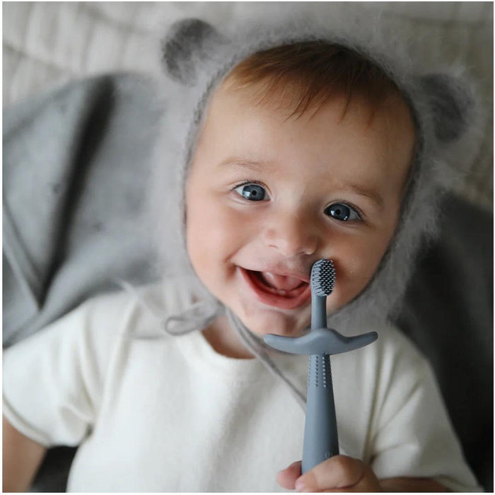 
    Escova De Dentes Infantil Com Ventosa Mushie Cambridge Blue - Mushie Babytunes
  