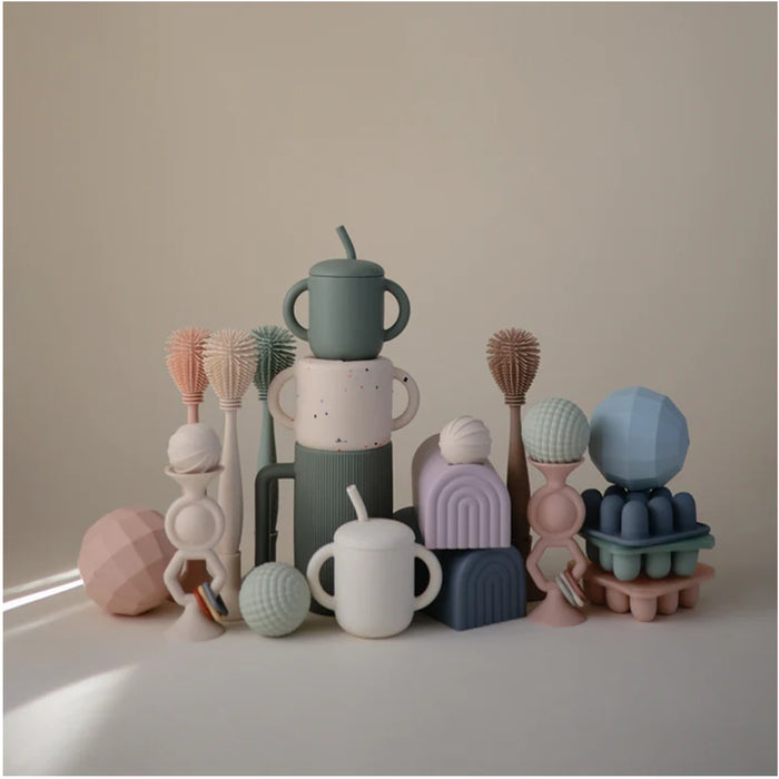 
    Escova Para Mamadeira de Silicone Mushie Shifting Sand - Mushie Babytunes
  
