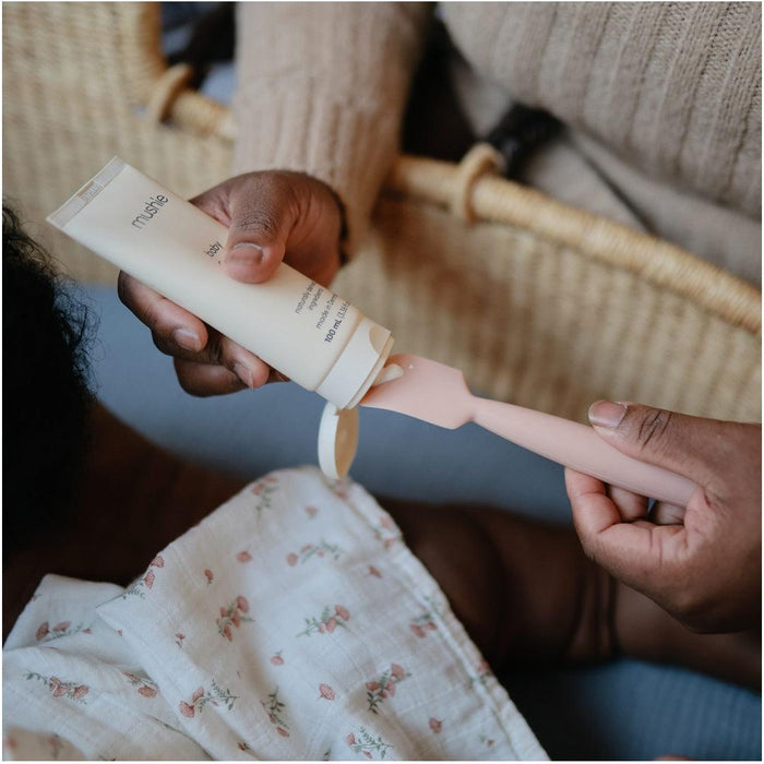 
    Espátula Para Aplicar Creme em Fralda Mushie Blush - Mushie Babytunes
  