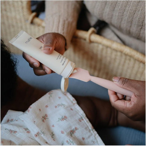 Espátula Para Aplicar Creme em Fralda Mushie Blush - Mushie Babytunes