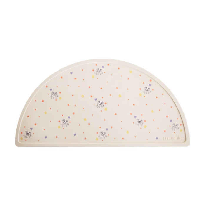 
    Jogo Americano Infantil Mushie Bluey Ivory - Mushie Babytunes
  