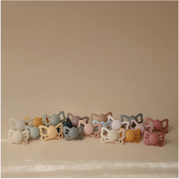 
    Kit De Chupetas Anatômicas Butterfly Mushie 0-6M Cream E Blush
  