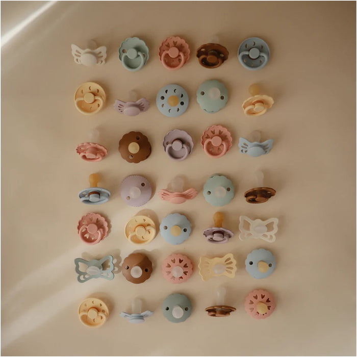 
    Kit De Chupetas Anatômicas Butterfly Mushie 0-6M Cream E Blush
  