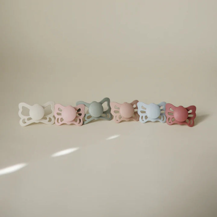 
    Kit De Chupetas Anatômicas Butterfly Mushie 6-18M Cream E Blush
  
