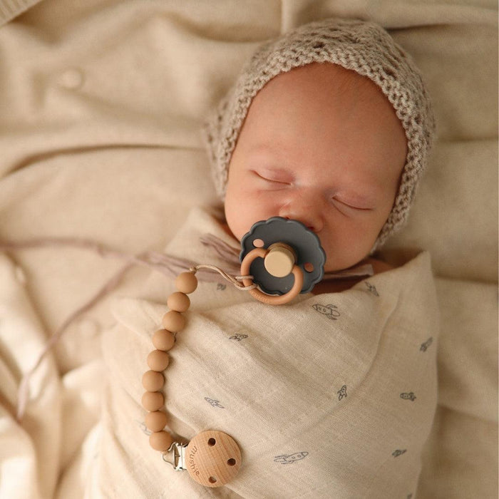 
    Kit De Chupetas Frigg Daisy Natural Mushie Aurora e Brigth White - Mushie Babytunes
  