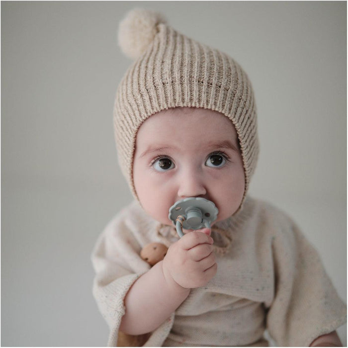 
    Kit De Chupetas Frigg Daisy Natural Mushie Powder Blue E Sage - Mushie Babytunes
  