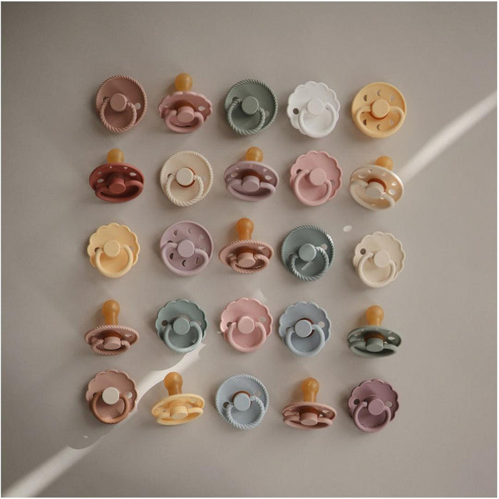 
    Kit De Chupetas Frigg Daisy Natural Mushie Powder Blue E Sage - Mushie Babytunes
  