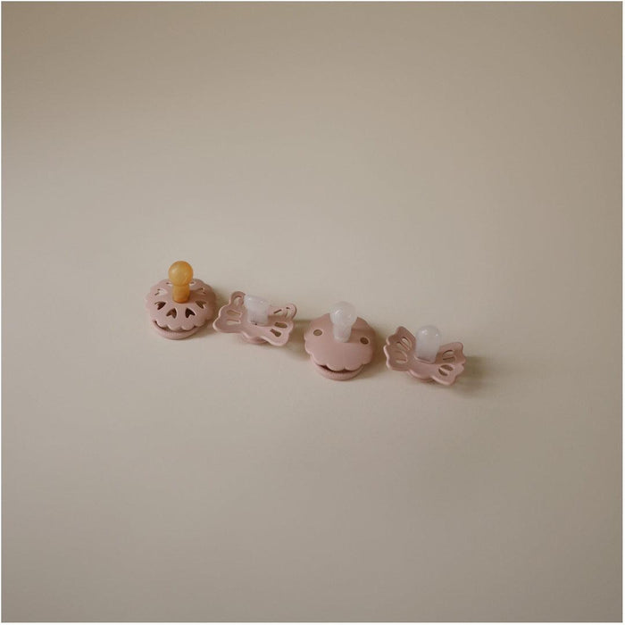 
    Kit De Chupetas Frigg Floral Heart Mushie 4 Peças 0-6M Blush - Mushie Babytunes
  