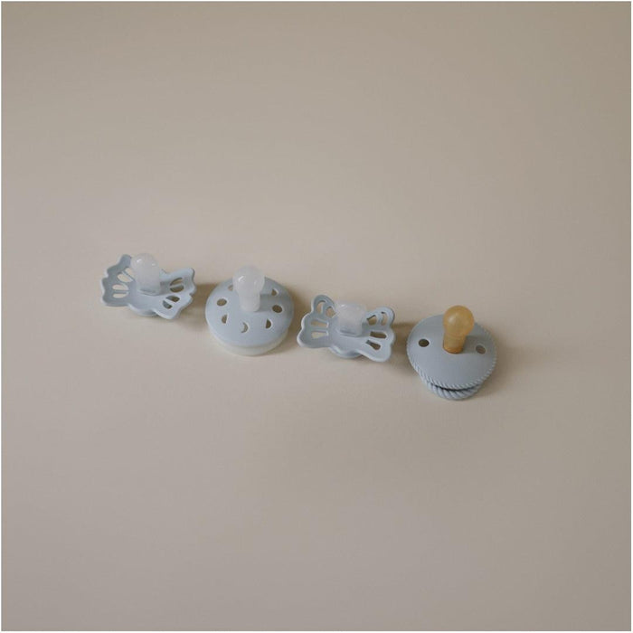 
    Kit De Chupetas Frigg Moonlight Sailing Mushie 4 Peças 0-6M Powder Blue - Mushie Babytunes
  
