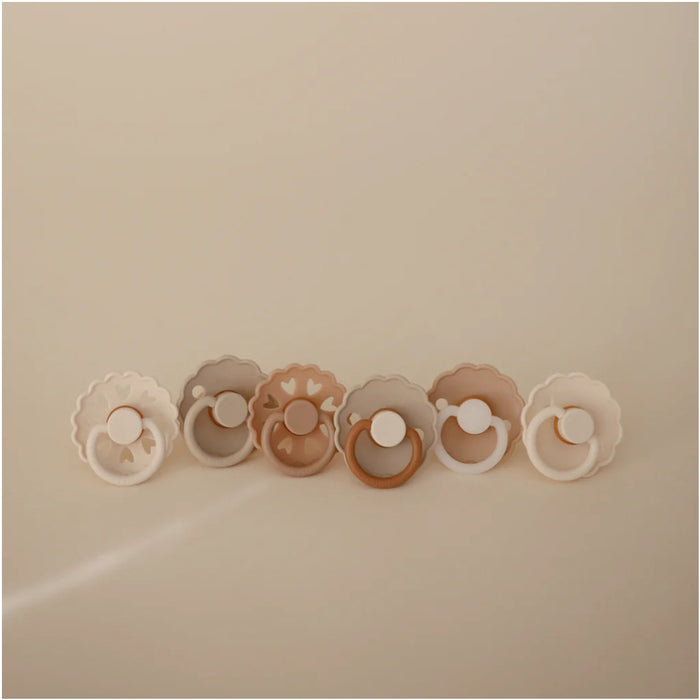 
    Kit De Chupetas Frigg Mushie Natural Rubber Cinnamon Charm 6 Peças - Mushie Babytunes
  
