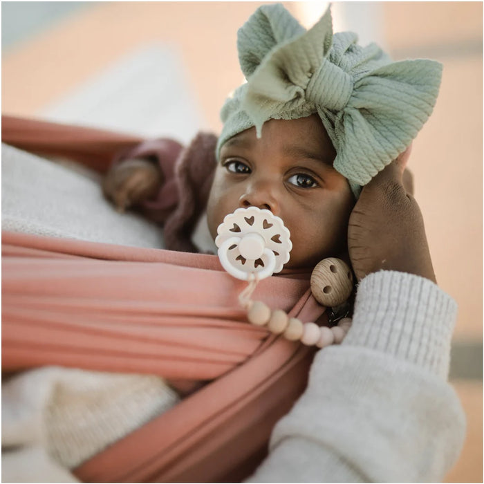 
    Kit De Chupetas Frigg Mushie Natural Rubber Cinnamon Charm 6 Peças - Mushie Babytunes
  