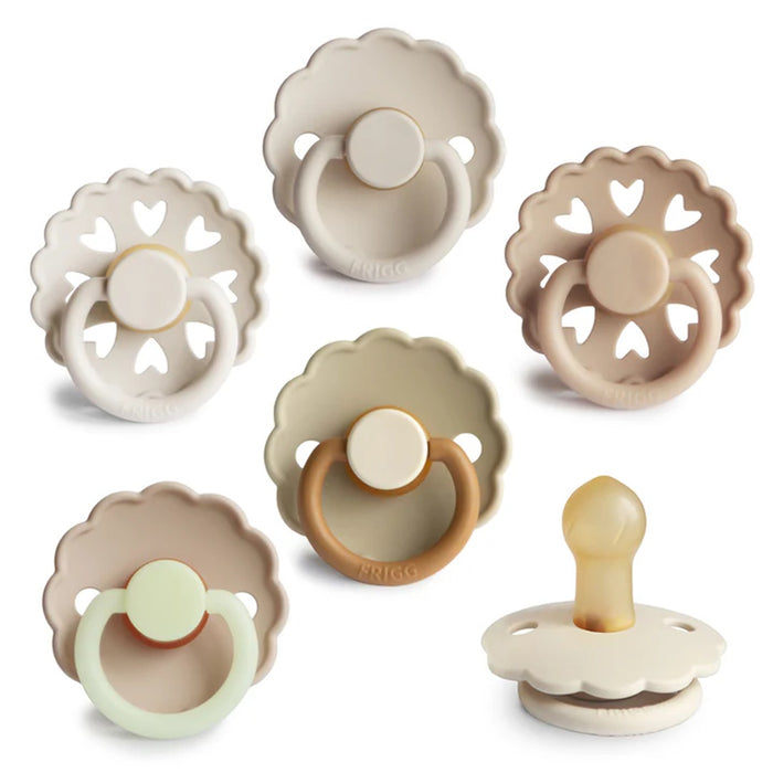 
    Kit De Chupetas Frigg Mushie Natural Rubber Cinnamon Charm 6 Peças - Mushie Babytunes
  
