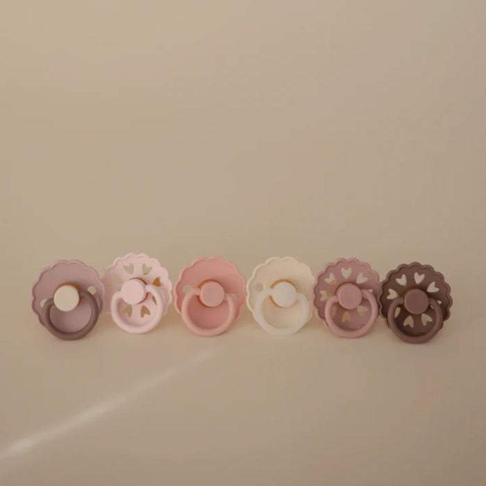 
    Kit De Chupetas Frigg Mushie Silicone Rubber Blooming Love 6 Peças
  