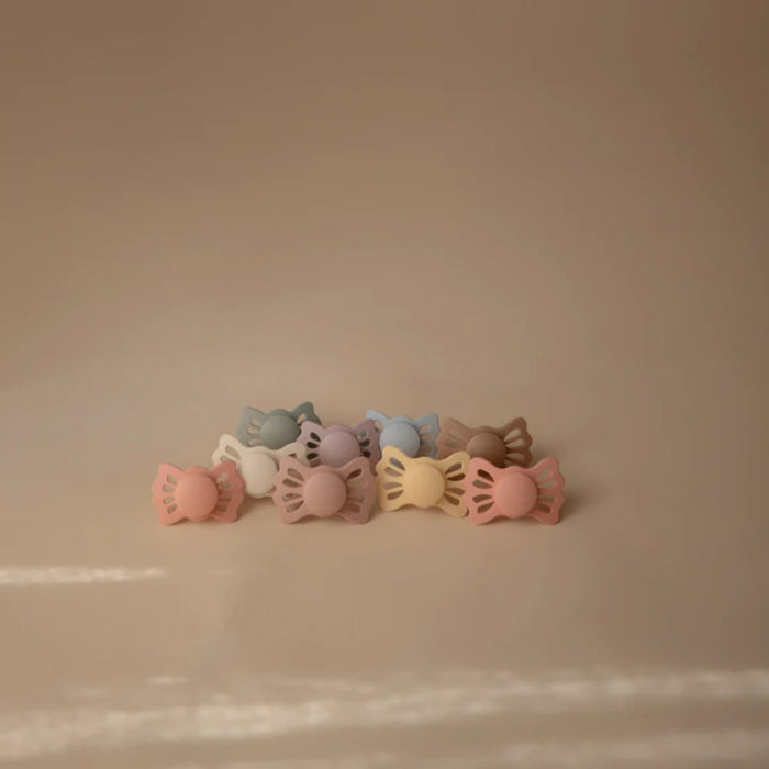 
    Kit De Chupetas Simétricas Lucky Mushie 6-18M Sage e Silver Gray
  