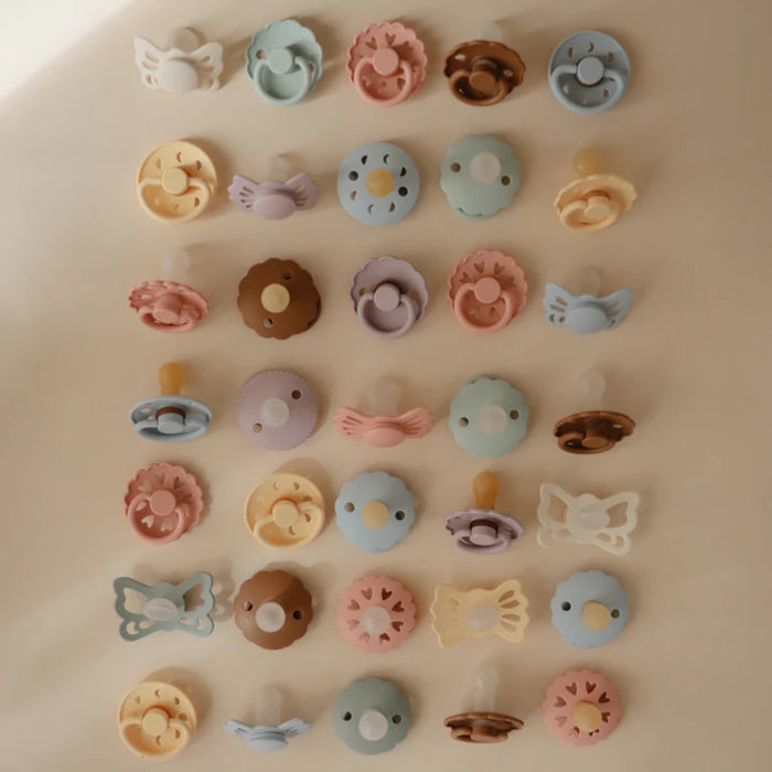 
    Kit De Chupetas Simétricas Lucky Mushie 6-18M Silky Satin e Cream
  
