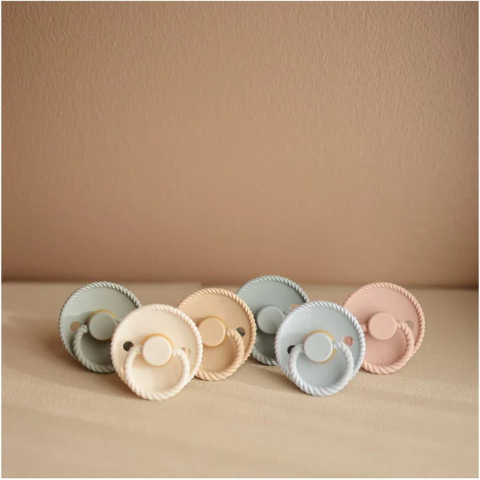 
    Kit de Chupetas Mushie Frigg Rope Natural Rubber Blush e Cream - Mushie Babytunes
  
