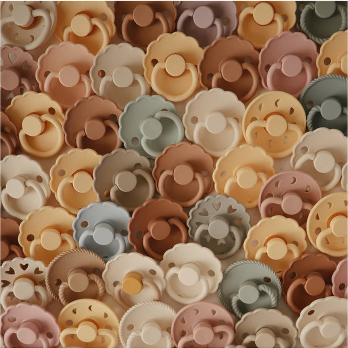 
    Kit de Chupetas Mushie Frigg Rope Natural Rubber Blush e Cream - Mushie Babytunes
  