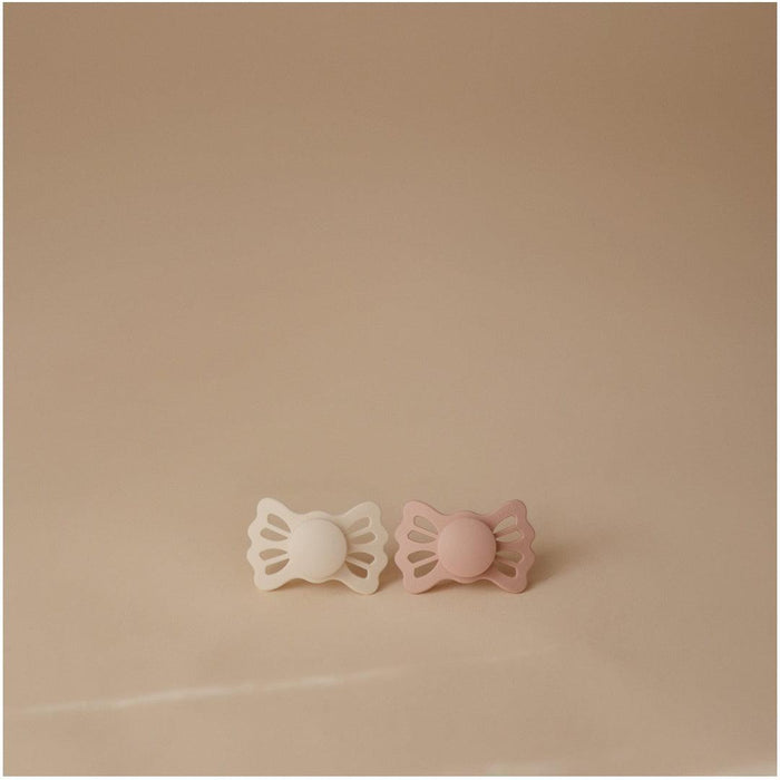 
    Kit de Chupetas Simétricas Lucky Mushie 0-6M Cream e Blush - Mushie Babytunes
  