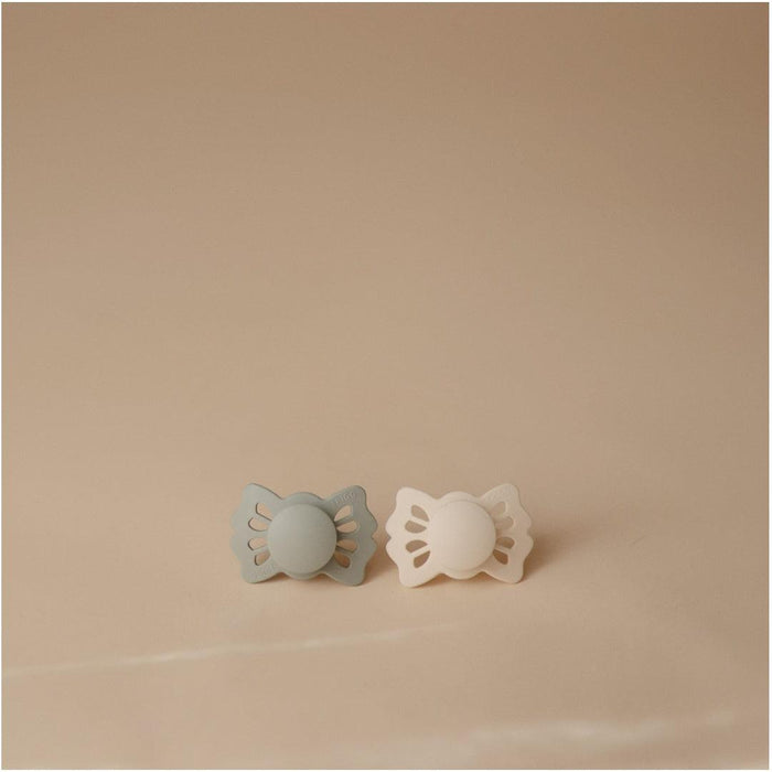 
    Kit de Chupetas Simétricas Lucky Mushie 0-6M Cream e Sage - Mushie Babytunes
  