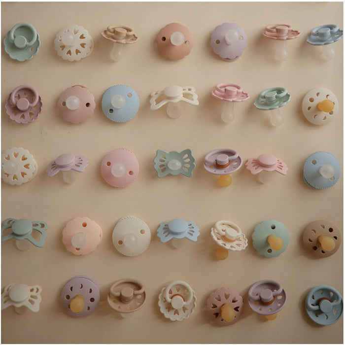
    Kit de Chupetas Simétricas Lucky Mushie 0-6M Cream e Sage - Mushie Babytunes
  