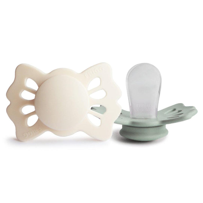 
    Kit de Chupetas Simétricas Lucky Mushie 0-6M Cream e Sage - Mushie Babytunes
  