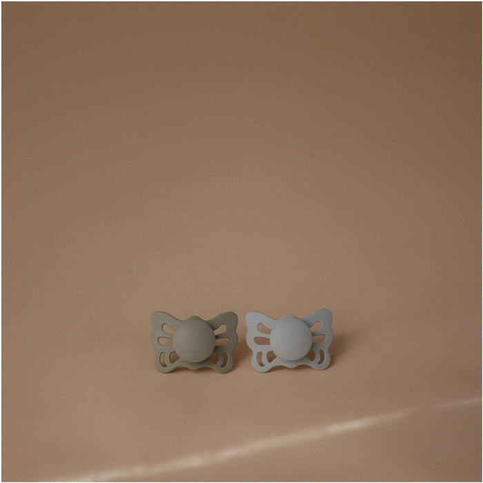 
    Kit de Chupetas Simétricas Lucky Mushie 0-6M Sage e Powder Blue - Mushie Babytunes
  