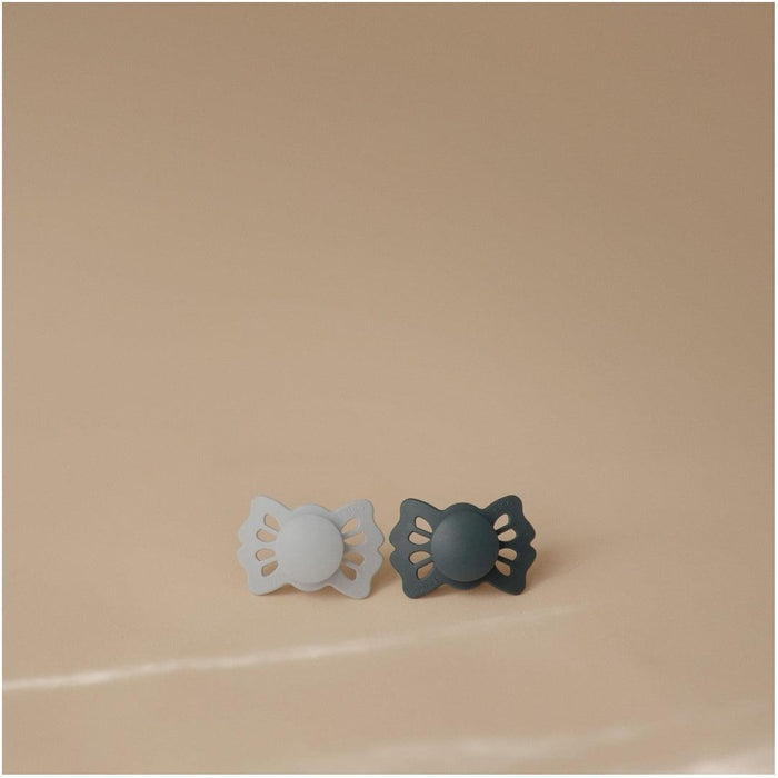 
    Kit de Chupetas Simétricas Lucky Mushie 0-6M Slate Powder Blue - Mushie Babytunes
  