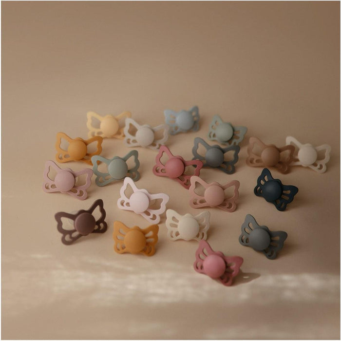 
    Kit de Chupetas Simétricas Lucky Mushie 0-6M Slate Powder Blue - Mushie Babytunes
  