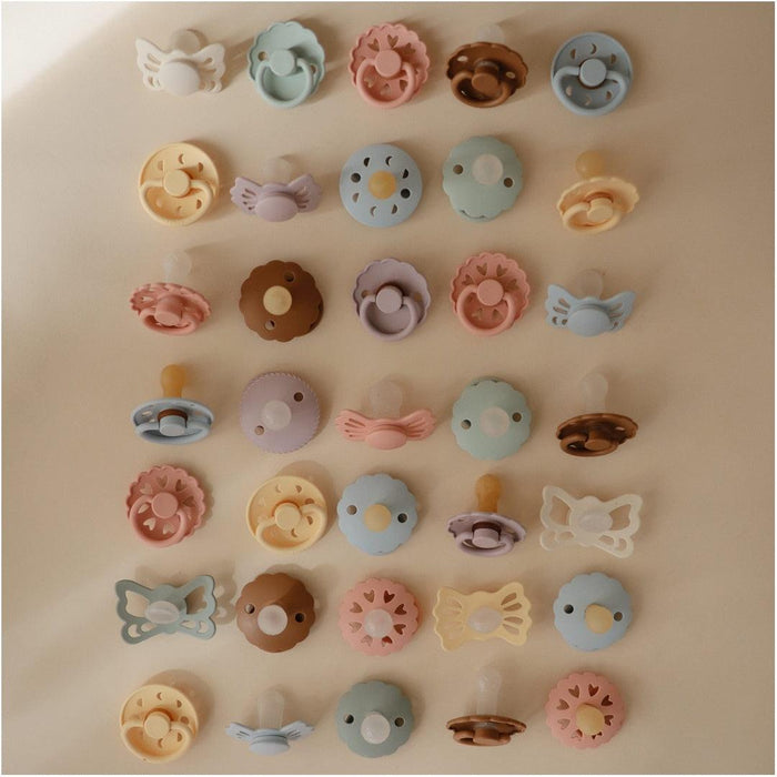
    Kit de Chupetas Simétricas Lucky Mushie 6-18M White Lilac e Twilight Mauve - Mushie Babytunes
  