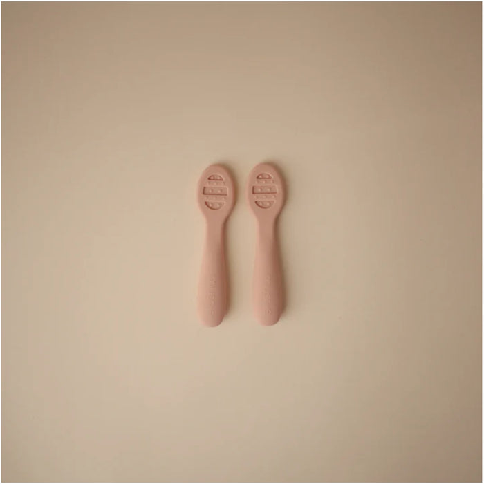 
    Kit de Colheres Iniciais Para Bebês Mushie Blush e Shifting Sand - Mushie Babytunes
  
