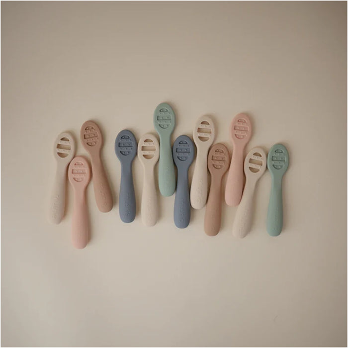 
    Kit de Colheres Iniciais Para Bebês Mushie Blush e Shifting Sand - Mushie Babytunes
  