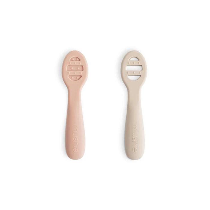 
    Kit de Colheres Iniciais Para Bebês Mushie Blush e Shifting Sand - Mushie Babytunes
  