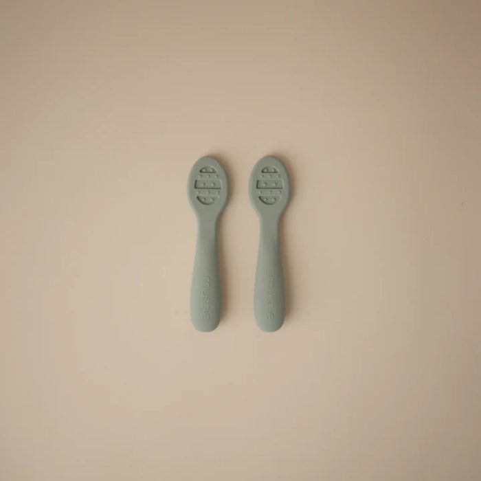 
    Kit de Colheres Iniciais Para Bebês Mushie Cambridge Blue e Shifting Sand - Mushie Babytunes
  