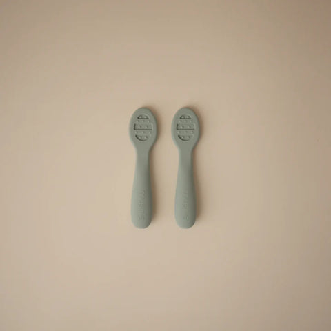 Kit de Colheres Iniciais Para Bebês Mushie Cambridge Blue e Shifting Sand