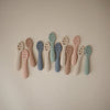 Kit de Colheres Iniciais Para Bebês Mushie Cambridge Blue e Shifting Sand