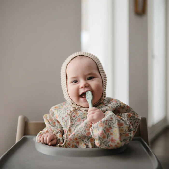 
    Kit de Colheres Iniciais Para Bebês Mushie Cambridge Blue e Shifting Sand - Mushie Babytunes
  
