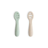 Kit de Colheres Iniciais Para Bebês Mushie Cambridge Blue e Shifting Sand
