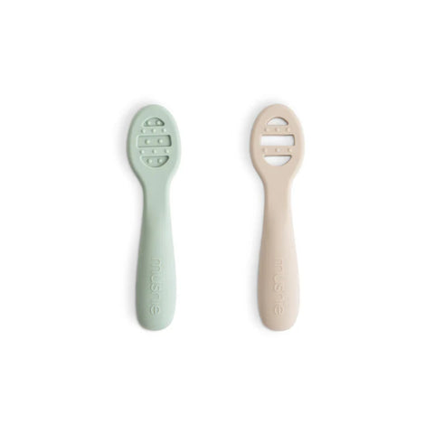 Kit de Colheres Iniciais Para Bebês Mushie Cambridge Blue e Shifting Sand