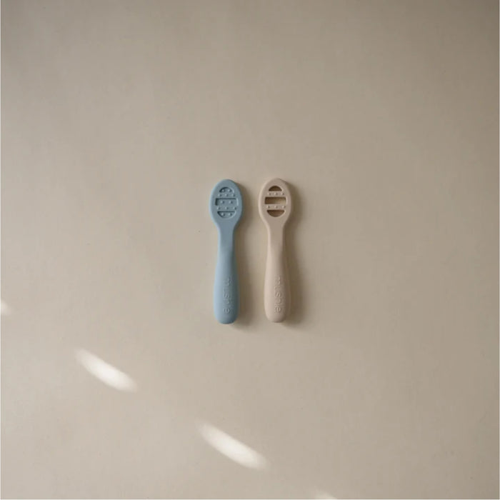 
    Kit de Colheres Iniciais Para Bebês Mushie Powder Blue e Shifting Sand
  