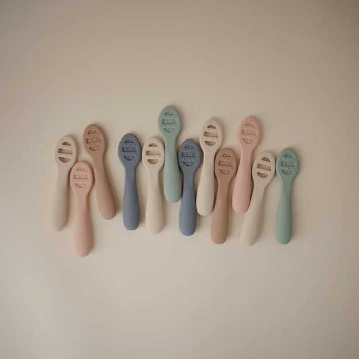 
    Kit de Colheres Iniciais Para Bebês Mushie Tradewinds e Shifting Sand - Mushie Babytunes
  