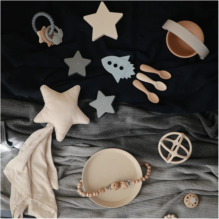
    Kit de Colheres Para Bebês Mushie Blush e Shifting Sand - BR - Mushie Babytunes
  