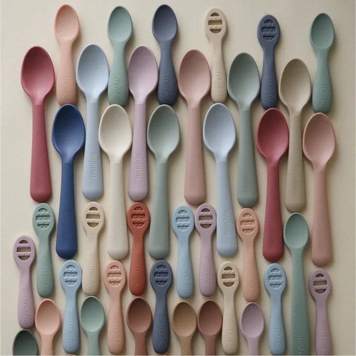 
    Kit de Colheres Para Bebês Mushie Cambridge Blue e Shifting Sand
  