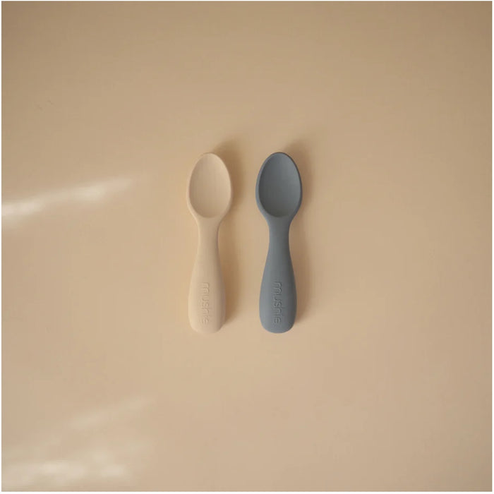 
    Kit de Colheres Para Bebês Mushie Tradewinds e Shifting Sand - BR - Mushie Babytunes
  