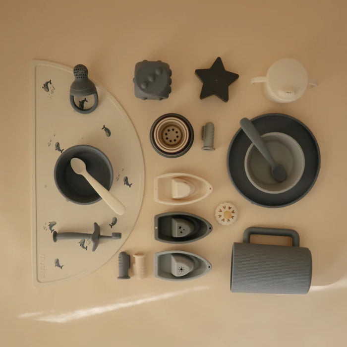 
    Kit de Escovas Dededeiras Mushie Tradewinds/Stone - Mushie Babytunes
  