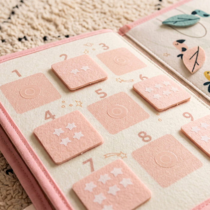 
    Livrinho Sensorial de Atividades Tiny Love Busy Book Wonderlands Collection
  