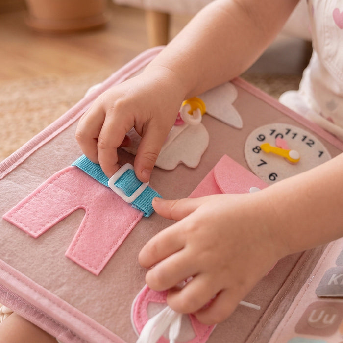 
    Livrinho Sensorial de Atividades Tiny Love Busy Book Wonderlands Collection
  