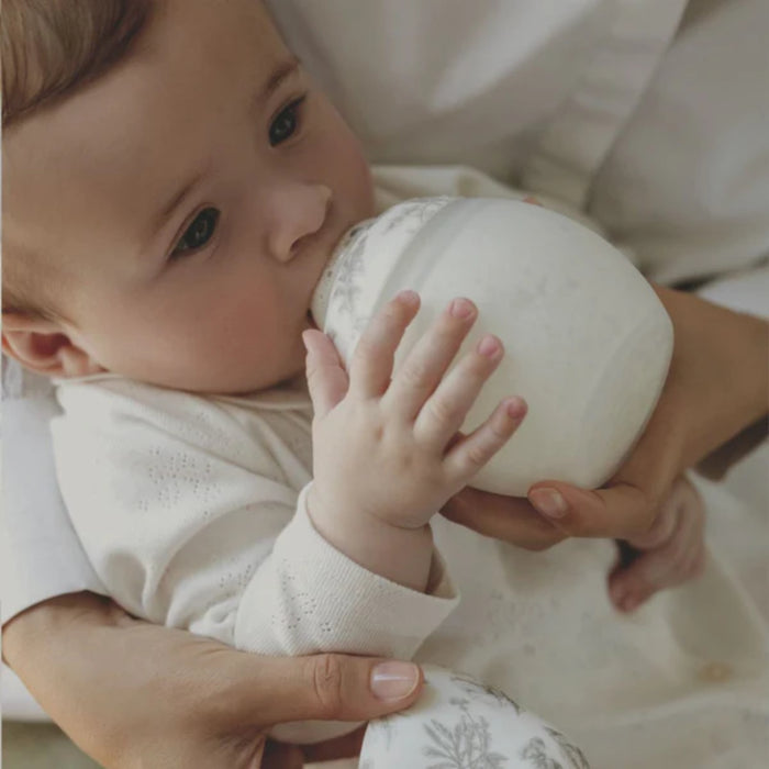 
    Mamadeira Élhée Tartine et Chocolat Toile de Jouy Grey 240ml - 0M+ - Élhée Babytunes
  