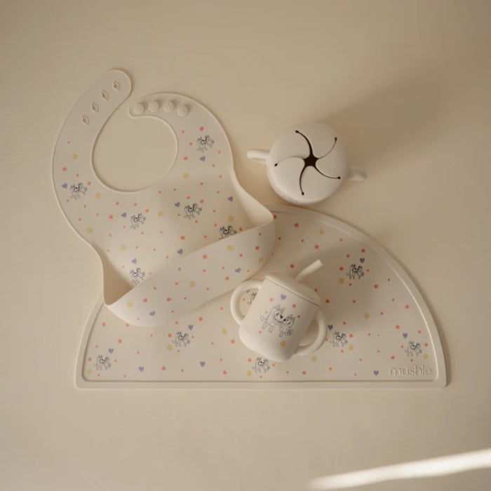 
    Porta Snack Infantil Mushie Bluey Ivory - Mushie Babytunes
  