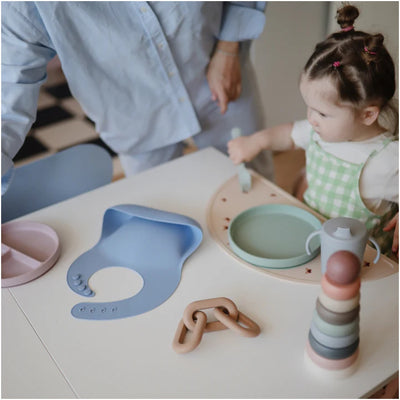 Prato De Sucção Infantil Clássico Mushie Cambridge Blue - Material Seguro e Confiável