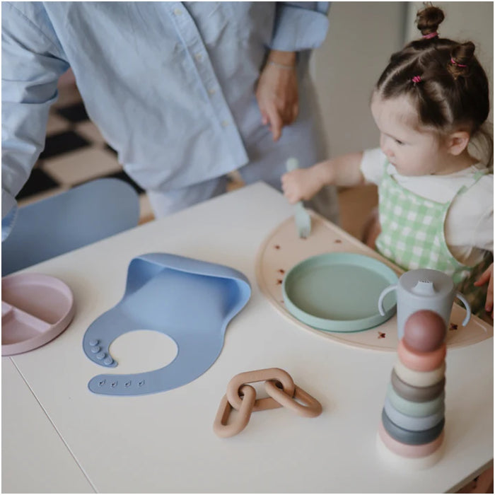
    Prato De Sucção Infantil Clássico Mushie Cambridge Blue - Mushie Babytunes
  